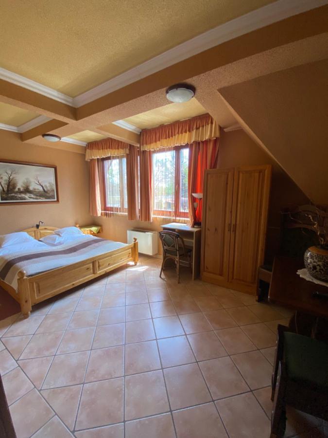Feher Hattyu Panzio Orosháza Buitenkant foto